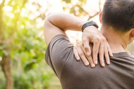 بیماری ارتباط درد شانه چپ با بیماریهای قلبی: علل، علائم و راهکارهای پیشگیری