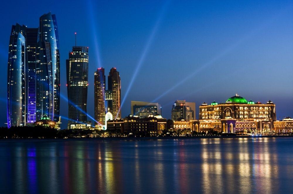 تحلیل جامع بهترین صنایع برای سرمایه‌گذاری در امارات و فرصت‌های آن‌ها